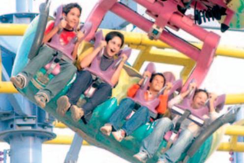 <i>Niños subidos en una de las atracciones de la feria de San Lucas. / Archivo histórico Diario JAÉN. </i>