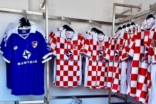 <i>La segunda equipación del Linares Deportivo ya está a la venta en la tienda del club. / Linares Deportivo.</i>