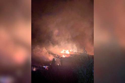 <i>Imágenes de los bomberos de Bedmar en el incendio de Jódar. / Diputación de Jaén</i>