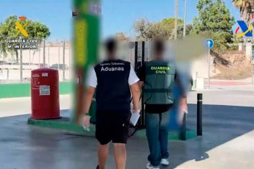 <i>Agentes en una estación de servicio. / Guardia Civil. </i>