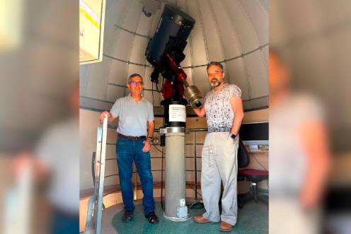 <i>Los investigadores Josep Martí y Pedro Luque Escamilla en el Observatorio Astronómico de la Universidad de Jaén. / Universidad de Jaén. </i>