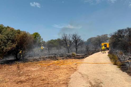 <i>Labores de extinción en el fuego declarado en Fuensanta de Martos. / Facebook de Antonio Navas Espinosa. </i>