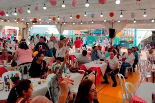 <i>Gente en una caseta de la Feria de San Lucas, en una imagen de archivo. / Diario Jaén.</i>