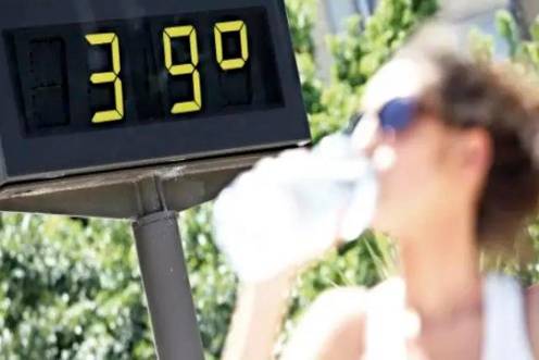 <i>Una mujer se hidrata en un nuevo día de calor. Archivo. / Diario JAÉN.</i>