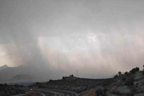 <i>La tormenta focalizada sobre Jaén capital vista desde la carretera de Mancha Real en lo más duro de la granizada / Diario JAÉN.</i>