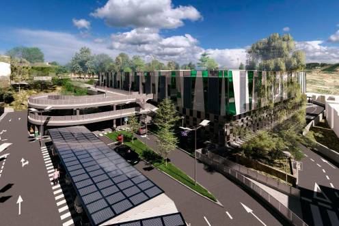 <i>Recreación de la vista trasera del centro de salud, donde se sitúa parte del aparcamiento en superficie con pasarelas de acceso y paneles fotovoltaicos.</i>