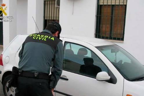 <i>Un agente de la Guardia Civil de Isla Cristina (Huelva). / Guardia Civil. </i>