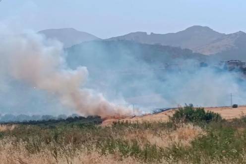 <i>Humo del incendio desde la carretera. / Francisco Gaitán / Diario JAÉN. </i>
