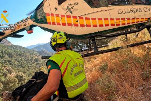 <i>Agente de la Guardia Civil en el momento del rescate. / Guardia Civil. </i>