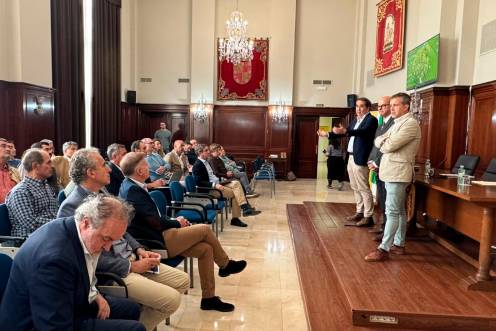 <i>Julio Millán y Manuel Fernández se reúnen con los vecinos de la zona, así como personal técnico. / Ayuntamiento de Jaén.</i>
