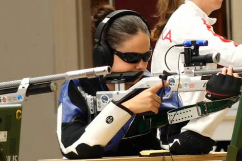 <i>Isabel María López participa en la final de carabina tendida. / Federeación Internacional.</i>
