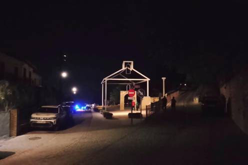 <i>Entorno de San Blas, con el lugar, al fondo, donde estaban los agentes y la ambulancia.</i>