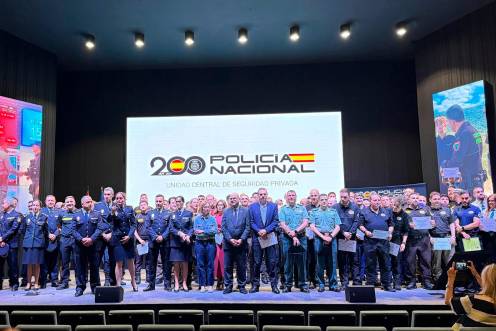 <i>Foto de familia de los 70 profesionales reconocidos. / Subdelegación del Gobierno.</i>