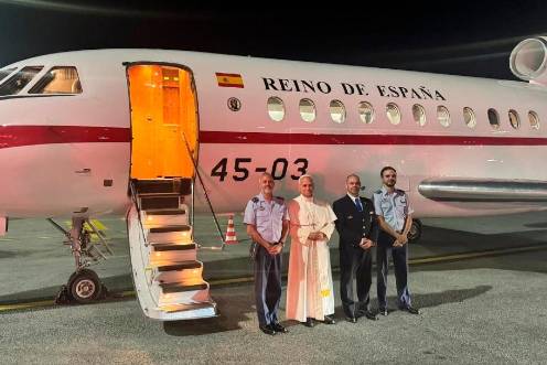 <i>El Papa León XIV, delante del avión Falcon que lo trasladó de España a Roma. / Ejército del Aire y del Espacio. </i>