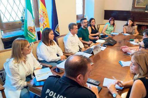 <i>Reunión para ultimar el dispositivo de atención a las personas temporeras. / Ayuntamiento de Jaén. </i>