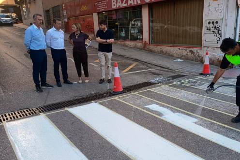 <i>Julio Millán, acompañado por María del Carmen Angulo, Javier Padorno, y Francisco Jesús Zuheros visitan las labores que, durante los últimos días, las labores se han centrado en los barrios de Las Fuentezuelas y el Polígono del Valle. / Ayuntamiento de Jaén.</i>