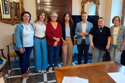 <i>El alcalde de Jaén, Julio Millán, junto a las concejalas Carmen Elvira y Eva Funes, posa junto a una representación de la junta directiva de la Asociación Jiennense del Cáncer de Mama (Ajicam) tras la reunión mantenida en el Ayuntamiento. / Ayuntamiento de Jaén. </i>