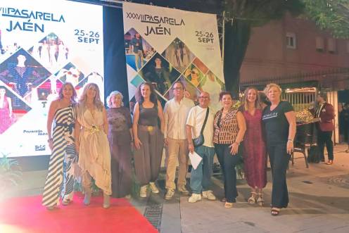 <i>Foto de familia de los implicados en Pasarela 37. / Ayuntamiento de Jaén.</i>