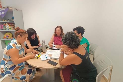 <i>Durante la reunión de planificación del próximo curso. / Ayuntamiento de Torredelcampo. </i>
