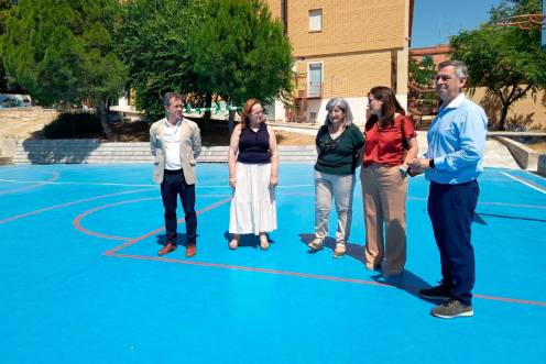 <i>El alcalde de Jaén, Julio Millán, y el concejal de Mantenimiento Urbano, Francisco Javier Padorno, con responsables del CEIP San José de Calasanz. / Diario JAÉN</i>