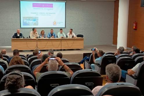 <i>Sesión informativa preavia a la asamblea que celebrarán los taxistas de la ciudad. / Ayuntamiento de Jaén.</i>