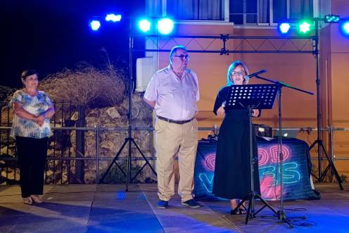 <i>La concejala María del Carmen Angulo sobre el escenario durante su discurso inaugural. / Ayuntamiento de Jaén</i>