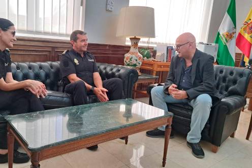 <i>Recibimiento al nuevo comisario jefe de la Comisaría Local de la Policía Nacional en Linares. / Subdelegación del Gobierno de Jaén. </i>