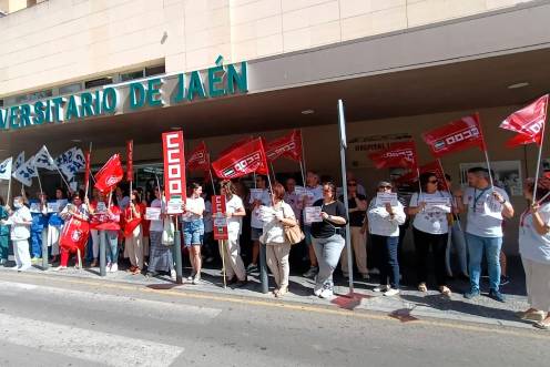<i>Un instante de la concentración en la entrada principal al Hospital Universitario de Jaén. / F. Gaitán / Diario JAÉN.</i>