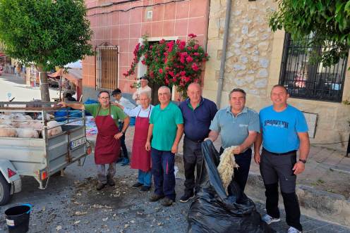 <i>Hasta la plaza de Canalejas, en el casco histórico de Santiago de la Espada, fueron llevadas media docena de ovejas para que un maestro y un aprendiz las esquilaran. / Diario JAÉN.</i>