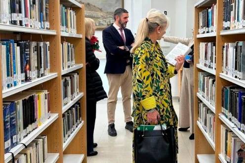 <i>La consejera de Cultura, Patrimonio Histórico y Deporte, Patricia del Pozo, en una biblioteca andaluza. / Junta de Andalucía / Europa Press</i>