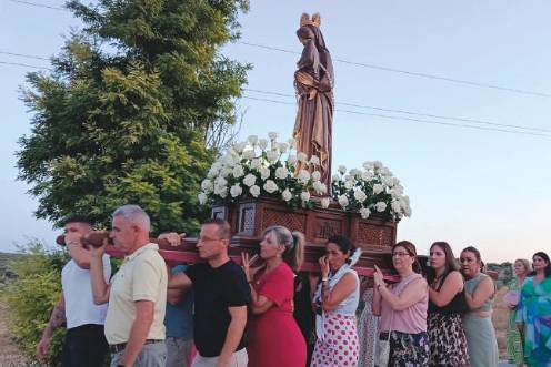 <i>Anderos llevando a hombros a la Virgen del Soto. / Adrián Claudio Bonache / Diario JAÉN. </i>