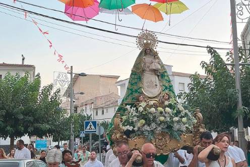 <i>El acompañamiento de la Virgen de la Cabeza recorrió el callejero engalanado de Huesa y la arropó con continuas muestras de fe mientras los visitantes disfrutaban de una experiencia única. / Álvaro Guzguti / Diario JAÉN. </i>