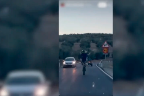 <i>Captura de uno de los vídeos subidos a Instagram en el que se ve al investigado realizando un “caballito” en mitad de la calzada frente a otro vehículo. / Guardia Civil.</i>