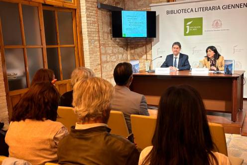 <i>Salvador Compán y Paqui Medina durante la charla-coloquio. / Diputación de Jaén.</i>