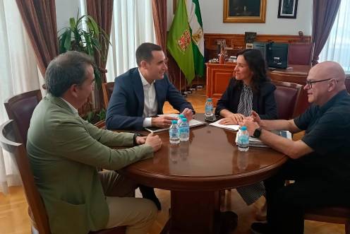 <i>Alejandro Rodríguez, Juan Latorre, Gloria Martín y Manuel Fernández, durante la reunión en Diputación. / F. Gaitán / Diario JAÉN.</i>