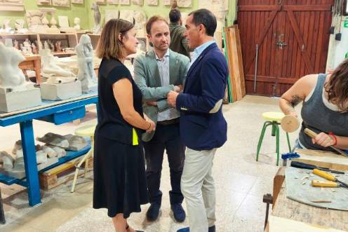 <i>Erik Domínguez y Francisco José Solano conversan con la directora de la Escuela de Arte José Nogué, Ángela María Kayser, durante el inicio del curso escolar. / Junta de Andalucía. </i>