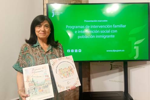 <i>La vicepresidenta cuarta y diputada de Igualdad, Políticas Sociales y Juventud y del Instituto de Estudios Gienenses, Francisca Medina, con varios manuales del programa. / F. Gaitán / Diario JAÉN.</i>