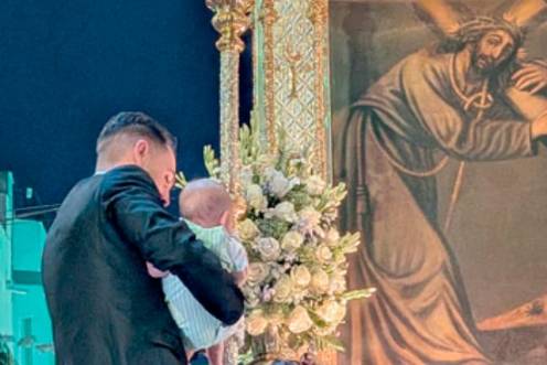 <i>Un bebé subido al trono de Nuestro Padre Jesús Nazareno. / Isabel de la Paz / Diario JAÉN. </i>