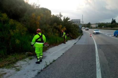 <i>Imagen de archivo de desbroces de carreteras. / Junta de Andalucía. </i>