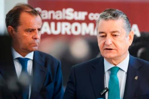 <i>l consejero de Sanidad, Presidencia y Emergencias, Antonio Sanz, y Juan de Dios Mellado, el director general de la RTVA. / Europa Press. </i>