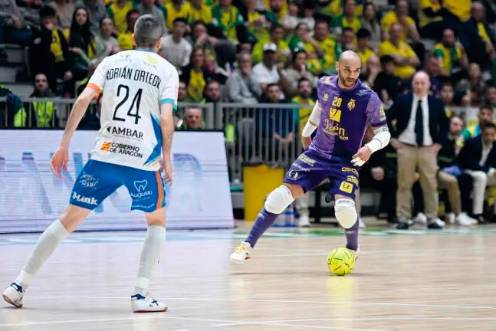 <i>Dudú se incorpora al ataque en un partido disputado en el Olivo Arena. / Jaén FS.</i>