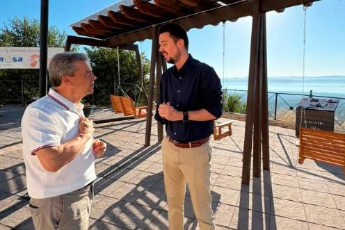 <i>El alcalde de Chiclana de Segura, Santiago Rodríguez, junto al diputado de Promoción y Turismo, Francisco Javier Lozano, inaugurando el nuevo mirador. / Diputación de Jaén. </i>