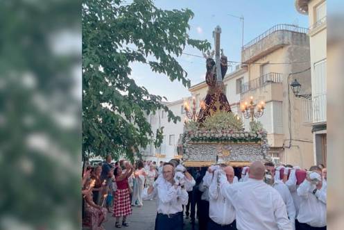 <i>La imagen de Nuestro Padre Jesús Nazareno sale de su ermita rodeado del calor y el respeto de su pueblo. / Ana Lechuga / Diario JAÉN. </i>