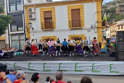 <i>La tarde ha estado marcada por las actuaciones de bailes regionales. / Diario JAÉN.</i>
