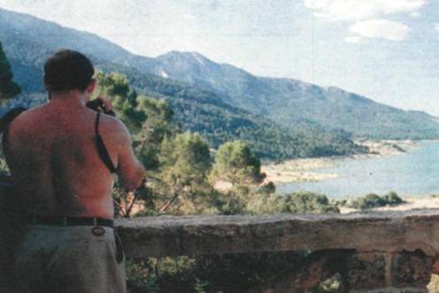 <i>Un turista fotografía el pantano del Tranco desde un mirador cercano. / Archivo histórico Diario JAÉN. </i>