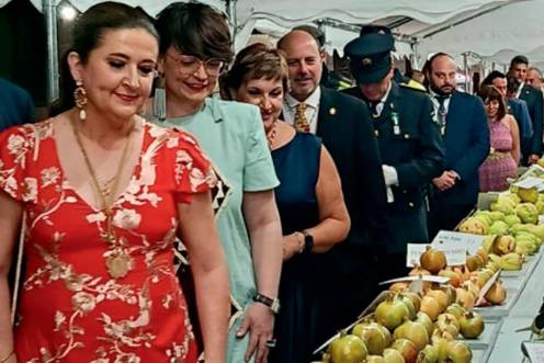 <i>Yolanda Caballero junto con otros representantes municipales y autoridades inauguran el concurso. / Adrián Claudio Bonache / Diario JAÉN. </i>