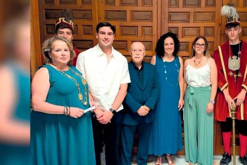 <i>El pregonero Manuel Pineda en el centro de la foto junto a la corporación municipal de Quesada. / Isabel de la Paz / Diario JAÉN</i>