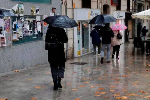 <i>Varias personas con paraguas en el Paseo de la Estación, en Jaén, esta mañana. / Jason Moyano / Diario JAÉN.</i>
