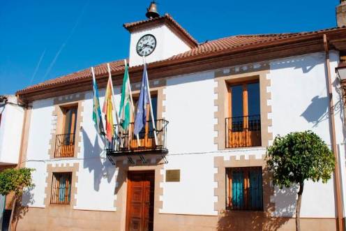 <i>Fachada del Ayuntamiento de Carboneros. / Ayuntamiento de Carboneros. </i>
