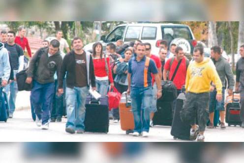 <i>Un grupo de alumnos de la Guardia Civil entra en la Academia de Baeza para comenzar el curso, que duró hasta el siguiente junio de 2007.</i>
